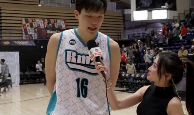 2026世界杯官方软件下载-10个助攻变2个，杨瀚森三双没了！8次秒传猪队友却吐饼，不如CBA