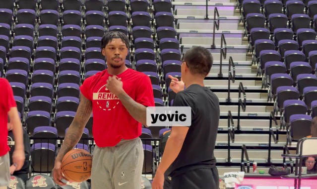 2026世界杯赛事直播平台入口-杨瀚森休战我没闲着！翻译刘禹铖赛前指导乐福 后者频频点头